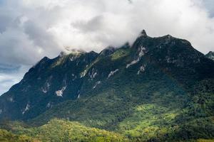 uitzicht op de groene bergen bij chiang dao foto