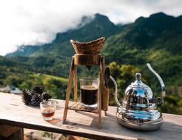 druppel koffie op het balkon en uitzicht op de bergen foto