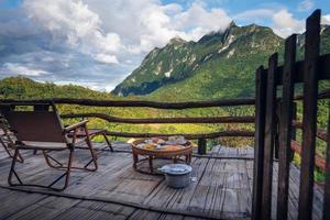 homestay balkon en uitzicht op de bergen foto