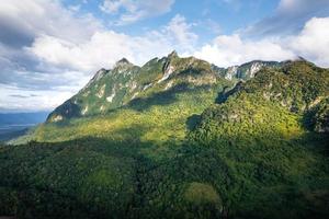 uitzicht op de groene bergen bij chiang dao foto