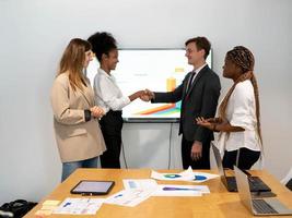 zakenvrouw zakenman professioneel afrikaans diversiteit etnisch persoon handcontrole overeenkomst contract bedrijfsstrategie collega teamwerk groep vergadering conferentie succes binnen bedrijf kantoor foto