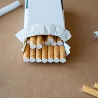 gezondheidszorg. sigaretten met opschrift "niet roken" foto