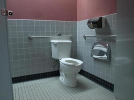 voor gehandicapten toegankelijk toilet in bedrijfskantoren foto