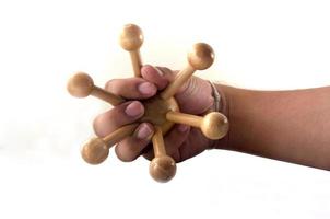 houten object voor lichamelijke massage in de hand foto