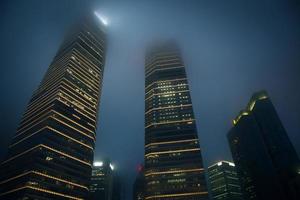 bedrijfsgebouwen in de mist 's nachts