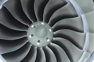 close-up beeld van de inlaatventilator van de zakenvliegtuigen straalmotor