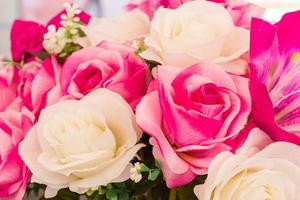 roze en witte nep bloem handgemaakte naaibloemen foto