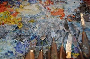 schilderspalet in zijn atelier