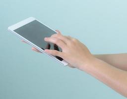 vrouw houden en aanraken van digitale tablet