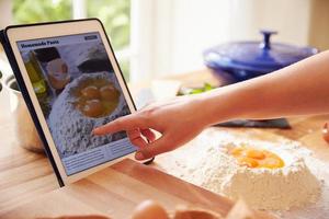 persoon die pastarecept volgt met app op digitale tablet foto