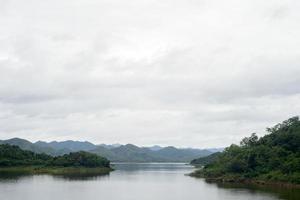 zee en berg in de avond. de plek die beroemd is in Thailand. foto