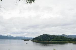 zee en berg in de avond. de plek die beroemd is in Thailand. foto