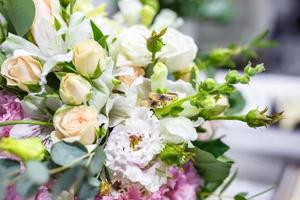 bruidsboeket van witte en roze rozen foto