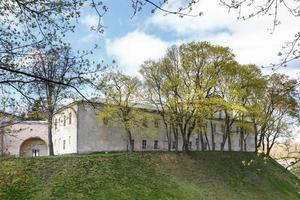 historische gebouwen van middeleeuws kasteel op hoge berghelling in Grodno Wit-Rusland tijdens zondag met mooie wolken foto