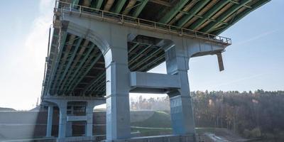 enorme autobrug over de brede rivier foto