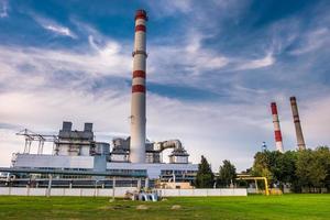 pijpen van een chemische ondernemingsinstallatie. luchtvervuiling concept. industrieel landschap milieuvervuiling afval van thermische elektriciteitscentrale foto