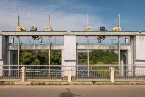 metalen constructies en steunen van damsluis van waterkrachtcentrale; foto