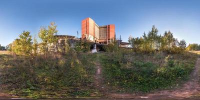 volledig bolvormig naadloos panorama 360 graden hoekweergave in de buurt van betonnen constructies verlaten onafgewerkt gebouw van de luchthaven. 360 panorama in equirectangular equidistante projectie, vr ar content foto