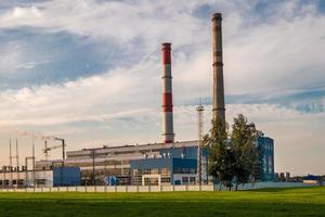 pijpen van een chemische ondernemingsinstallatie. luchtvervuiling concept. industrieel landschap milieuvervuiling afval van thermische elektriciteitscentrale foto