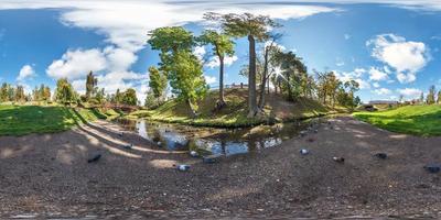 volledig naadloos bolvormig panorama 360 bij 180 graden hoekzicht op de oever van kleine rivier met eenden in stadspark in zomerdag in equirectangular projectie, ar vr virtual reality-inhoud foto