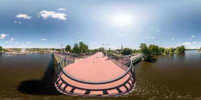 volledig naadloos panorama 360 bij 180 hoek uitzicht vanaf het observatiedek naar de rivierhaven in equirectangular projectie, skybox vr-inhoud foto