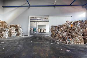 plastic balen afval bij de afvalverwerkingsfabriek. recycling gescheiden en opslag van afval voor verdere verwijdering, afval sorteren. bedrijf voor het sorteren en verwerken van afval. foto