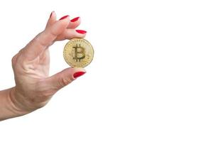 virtuele geld gouden bitcoin vrouwen hand met rode nagels vingers geïsoleerd op een witte achtergrond foto