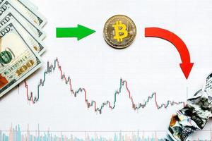onrendabele investering van afschrijving van virtueel geld bitcoin. groene rode pijl, zilveren bitcoin en dollars dalen op forexpapier. geld veranderde in as. concept van afschrijving van cryptocurrency. foto