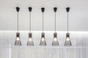 een reeks modieuze lampen voor een lichte interieurloft foto