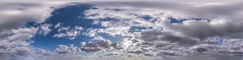 naadloos hdri-panorama 360 graden kijkhoek blauwe lucht met mooie avond pluizige stapelwolken zonder grond voor gebruik in 3D-graphics of game-ontwikkeling als sky dome of edit drone shot foto