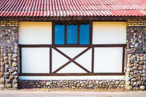 Deens traditioneel huis met stenen zuilen stabiel met rood dak foto