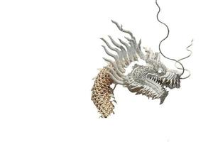 witte gepleisterde draak is een delicaat beeldhouwwerk en kunst gemaakt door de Chinezen als een mythisch wezen of in de Chinese literatuur op een witte achtergrond. foto