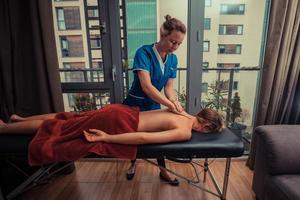 massagetherapeut die patiënt thuis behandelt foto