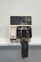 defibrillatormachine in een ziekenhuis foto
