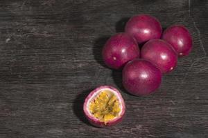 vegetarische gezonde voeding passievrucht op zwarte houten tafel close-up. foto