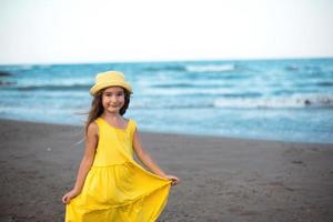 portret van een meisje aan de kust. het kind geniet van de golven, ontspannen op het strand, reizen. foto