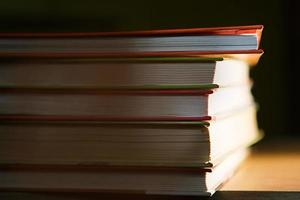 close-up van een stapel boeken. het concept van thuislezen van papieren boeken, schoolonderwijs en instituut, terug naar school. ruimte voor tekst, achtergrond. foto