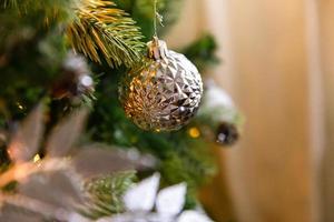 klassieke kerst versierde nieuwjaarsboom. kerstboom met witte en zilveren versieringen, ornamenten speelgoed en bal. modern klassiek interieur appartement. kerstavond thuis. foto
