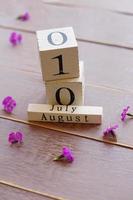 eerste dag van juli, kleurrijke achtergrond met kalender en roze bloemen foto