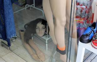 een etalagepop staat op een vitrine in een winkel. foto