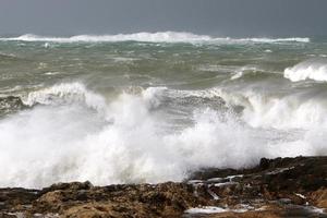 storm in de middellandse zee voor de kust van israël. foto