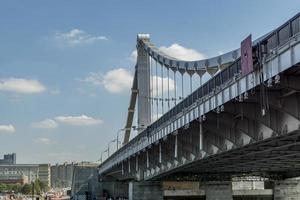 Moskou, Rusland - 10 augustus 2017 uitzicht op de Krymsky-brug over de rivier de Moskou foto