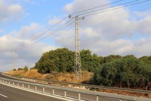 elektrische draden die een hoogspanningsstroom voeren. foto