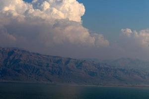 bergen in jordanië aan de andere kant van de dode zee. foto genomen uit Israël.