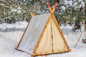 tent wigwam in winterbos foto