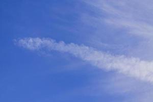 blauwe lucht met witte pluizige wolkenachtergrond foto