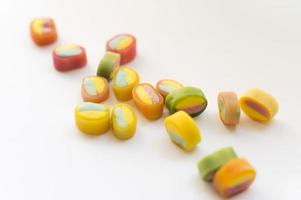 gekleurde snoepjes op witte achtergrond foto