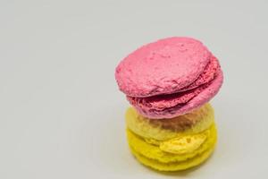 kleurrijke macarons op witte achtergrond foto