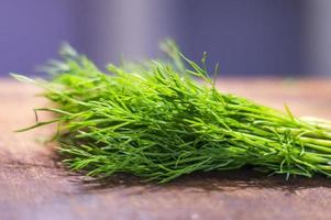 groene dille op snijtafel soft focus foto