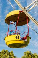 een gekleurd reuzenrad in een kinderpark. foto